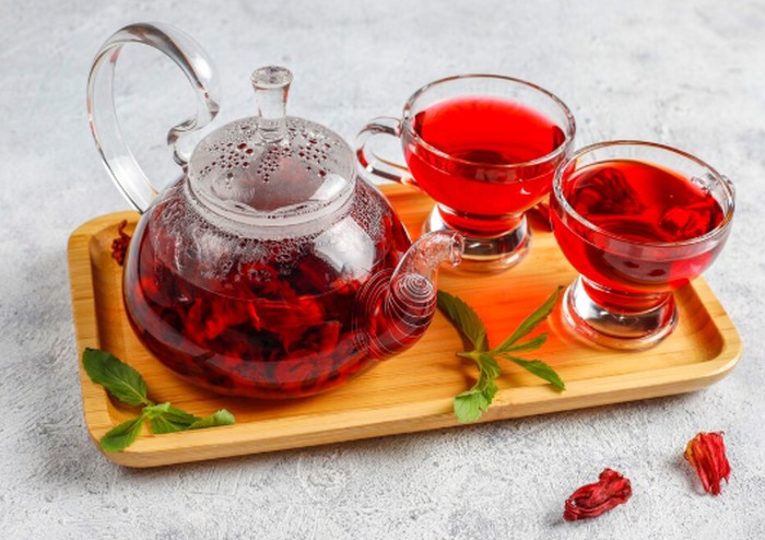 Teh hibiscus memiliki warna merah pekat dan mengandung polifenol serta senyawa antioksidan lainnya. Penelitian juga mengeksplorasi potensinya dalam mendukung kesehatan jantung dan tekanan darah./ Foto: magnific.com/azerbaijan_stockers
