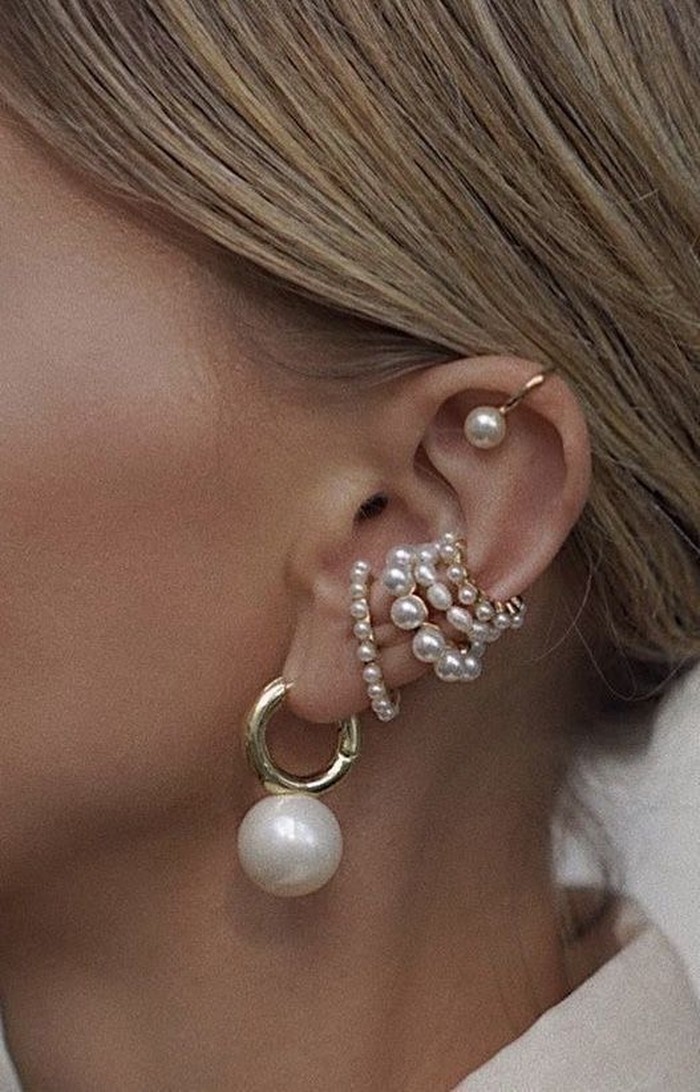Tren curated ear menghadirkan kombinasi ear cuff, climber, dan stud untuk menciptakan tampilan telinga yang berlapis. Gaya ini cocok untuk bereksperimen dengan aksesori tanpa harus selalu menambah tindikan./ Foto: pinterest.com