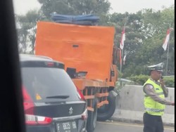 Truk Tabrak Pembatas hingga Tutup 2 Lajur, Tol Cibubur Arah Cawang Macet