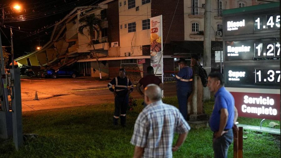 Warga berdiri di dekat mobil-mobil yang rusak akibat tertimpa reruntuhan setelah gempa bumi melanda dekat pesisir selatan Panama, di Penonome, Panama, pada 9 Oktober 2026. (REUTERS/Enea Lebrun)