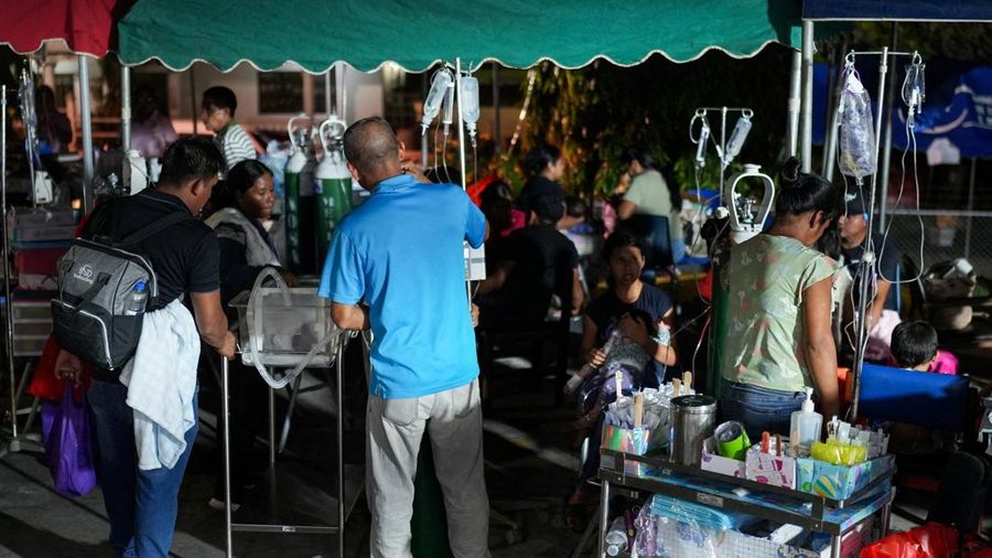 Warga dan pasien berkumpul di luar ruangan setelah dievakuasi dari Rumah Sakit Aquilino Tejeira menyusul gempa bumi yang melanda dekat pesisir selatan Panama, di Penonome, Panama, pada 9 Oktober 2026.