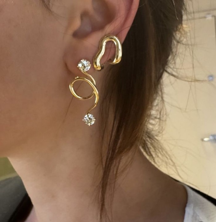 Anting bergaya wearable art menghadirkan bentuk abstrak, lekukan artistik, dan perpaduan material yang tidak biasa. Desainnya cocok untuk kamu yang ingin menjadikan aksesori sebagai pusat perhatian./ Foto: pinterest.com