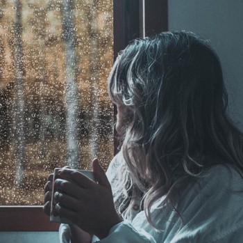 4 Alasan Introvert Sangat Menyukai Hujan