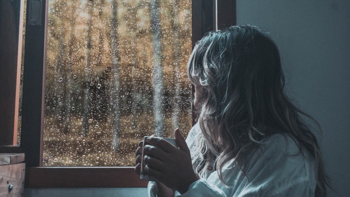4 Alasan Introvert Sangat Menyukai Hujan