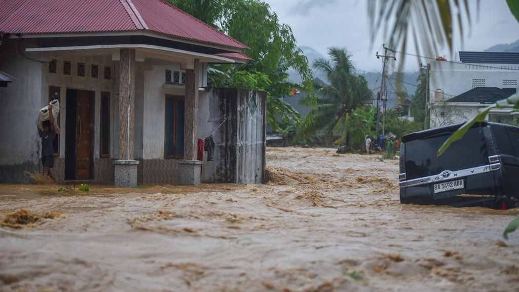 FOTO: Hujan Deras Mengguyur, Padang Dikepung Banjir Bandang