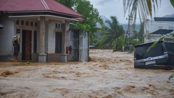 Warga menyelamatkan barang-barangnya saat banjir bandang menerjang Kampung Apa di Padang, Sumatera Barat, Sabtu (10/10/2026). Banjir bandang menerjang sejumlah kecamatan di Kota Padang pascahujan dengan intensitas tinggi yang turun pada Sabtu (10/10)