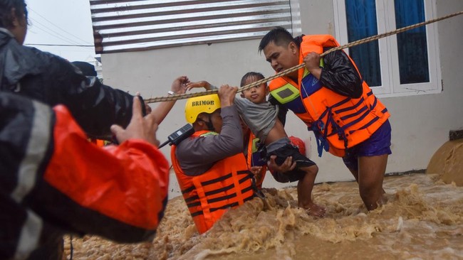Tim SAR gabungan mengevakuasi seorang anak saat banjir bandang menerjang kawasan Lumin Park di Padang, Sumatera Barat, Sabtu (10/10/2026). Banjir bandang menerjang sejumlah kecamatan di Kota Padang pascahujan dengan intensitas tinggi yang turun pada