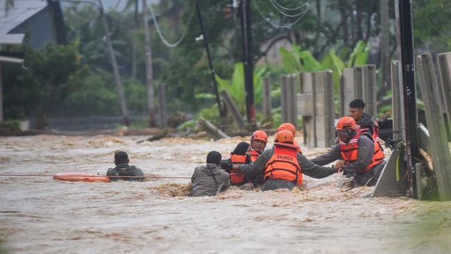 Tim SAR dari Brimob Polda Sumbar mengevakuasi warga saat banjir bandang menerjang kawasan Lumin Park di Padang, Sumatera Barat, Sabtu (10/10/2026). Banjir bandang menerjang sejumlah kecamatan di Kota Padang pascahujan dengan intensitas tinggi yang tu