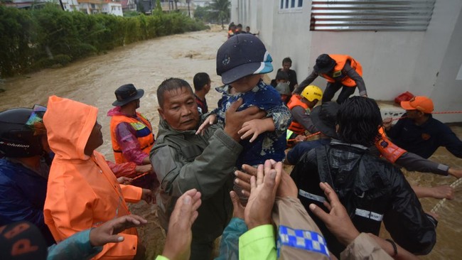 Tim SAR gabungan mengevakuasi warga saat banjir bandang menerjang kawasan Lumin Park di Padang, Sumatera Barat, Sabtu (10/10/2026). Banjir bandang menerjang sejumlah kecamatan di Kota Padang pascahujan dengan intensitas tinggi yang turun pada Sabtu (