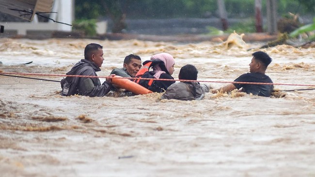 Tim SAR dari Brimob Polda Sumbar mengevakuasi warga saat banjir bandang menerjang kawasan Lumin Park di Padang, Sumatera Barat, Sabtu (10/10/2026). Banjir bandang menerjang sejumlah kecamatan di Kota Padang pascahujan dengan intensitas tinggi yang tu