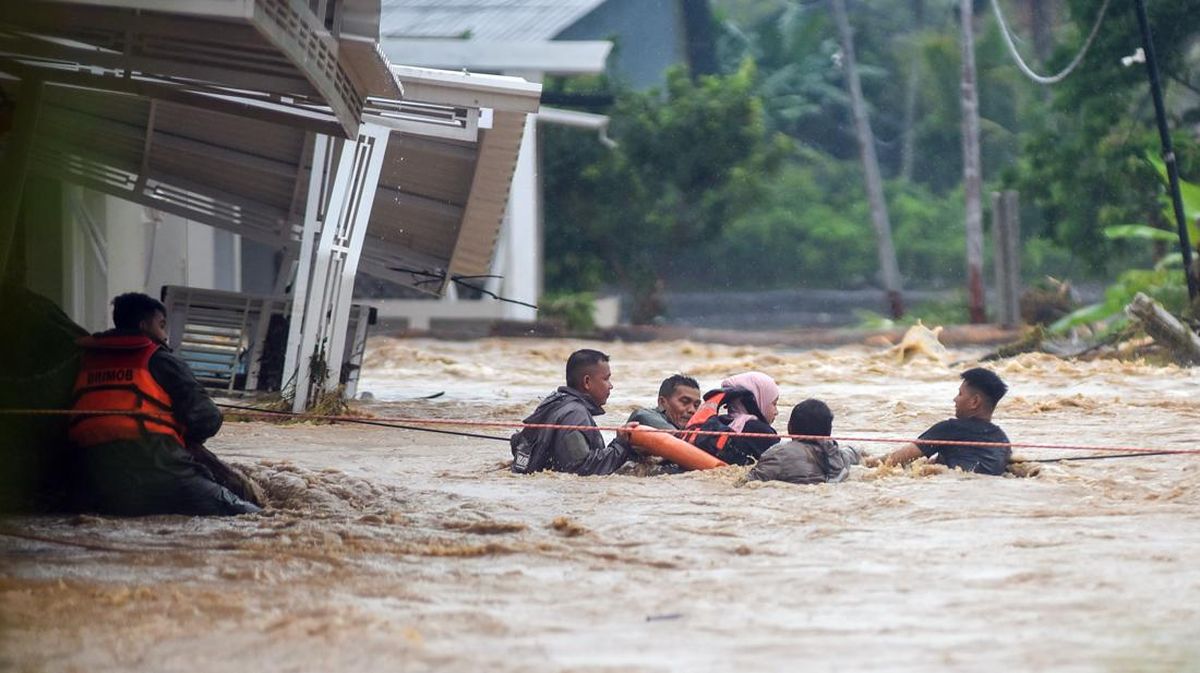 FOTO: Ijazah SMA Gibran Tidak Ditemukan hingga Banjir Bandang Padang
