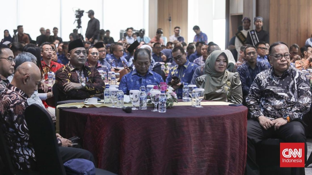Bupati Serang Ratu Rachmatuzakiyah dan Bupati Situbondo Yusuf Rio Wahyu Prayogo resmi meluncurkan program Anyer-Panarukan 3R: Road, Route, Roots. (CNN Indonesia/Febria Adha L)