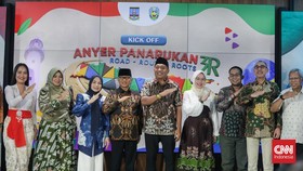 Bupati Serang Ratu Rachmatuzakiyah dan Bupati Situbondo Yusuf Rio Wahyu Prayogo resmi meluncurkan program Anyer-Panarukan 3R: Road, Route, Roots. (CNN Indonesia/Febria Adha L)