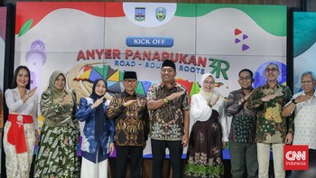 Bupati Serang Ratu Rachmatuzakiyah dan Bupati Situbondo Yusuf Rio Wahyu Prayogo resmi meluncurkan program Anyer-Panarukan 3R: Road, Route, Roots. (CNN Indonesia/Febria Adha L)