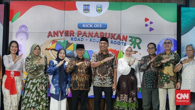 Bupati Serang Ratu Rachmatuzakiyah dan Bupati Situbondo Yusuf Rio Wahyu Prayogo resmi meluncurkan program Anyer-Panarukan 3R: Road, Route, Roots. (CNN Indonesia/Febria Adha L)