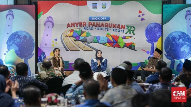 Bupati Serang Ratu Rachmatuzakiyah dan Bupati Situbondo Yusuf Rio Wahyu Prayogo resmi meluncurkan program Anyer-Panarukan 3R: Road, Route, Roots. (CNN Indonesia/Febria Adha L)