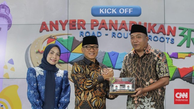 Bupati Serang Ratu Rachmatuzakiyah dan Bupati Situbondo Yusuf Rio Wahyu Prayogo resmi meluncurkan program Anyer-Panarukan 3R: Road, Route, Roots. (CNN Indonesia/Febria Adha L)