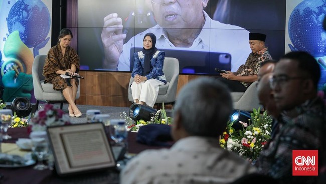 Bupati Serang Ratu Rachmatuzakiyah dan Bupati Situbondo Yusuf Rio Wahyu Prayogo resmi meluncurkan program Anyer-Panarukan 3R: Road, Route, Roots. (CNN Indonesia/Febria Adha L)