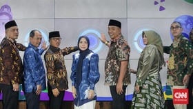 Bupati Serang Ratu Rachmatuzakiyah dan Bupati Situbondo Yusuf Rio Wahyu Prayogo resmi meluncurkan program Anyer-Panarukan 3R: Road, Route, Roots. (CNN Indonesia/Febria Adha L)