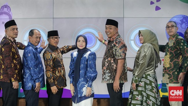 Bupati Serang Ratu Rachmatuzakiyah dan Bupati Situbondo Yusuf Rio Wahyu Prayogo resmi meluncurkan program Anyer-Panarukan 3R: Road, Route, Roots. (CNN Indonesia/Febria Adha L)