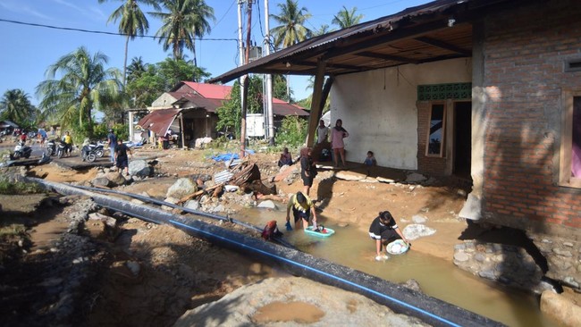 Warga membersihkan barang-barang mereka dari lumpur di rumahnya yang rusak terdampak banjir bandang di Guo, Kuranji, Padang, Sumatera Barat, Minggu (11/10/2026). BPBD Padang mencatat sebanyak 498 jiwa di dua kecamatan terparah terdampak banjir bandan
