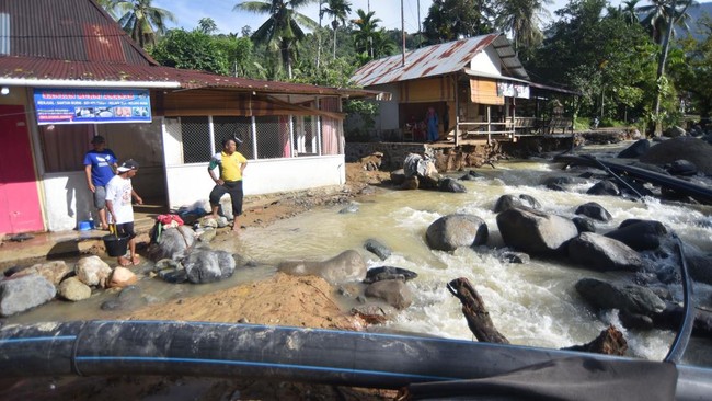 Warga membersihkan rumahnya dari lumpur di rumahnya yang rusak terdampak banjir bandang di Guo, Kuranji, Padang, Sumatera Barat, Minggu (11/10/2026). BPBD Padang mencatat sebanyak 498 jiwa di dua kecamatan terparah terdampak banjir bandang yang terja