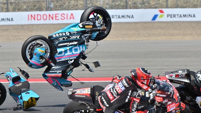 Sepeda motor pembalap CFMOTO Power Electronics Aspar Team David Alonso (kiri) terpental usai bersenggolan dengan rekan satu timnya, Daniel Holgado (tidak terlihat) saat balapan Moto2 Pertamina Grand Prix of Indonesia 2026 di Sirkuit Internasional Per