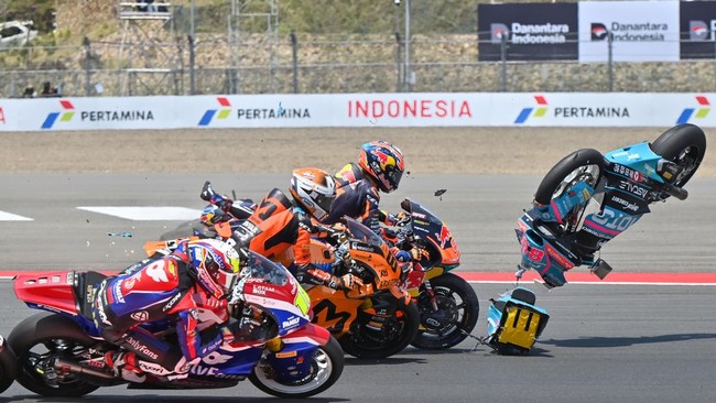 Sepeda motor pembalap CFMOTO Power Electronics Aspar Team David Alonso (kanan) terpental usai bersenggolan dengan rekan satu timnya, Daniel Holgado (tidak terlihat) saat balapan Moto2 Pertamina Grand Prix of Indonesia 2026 di Sirkuit Internasional Pe
