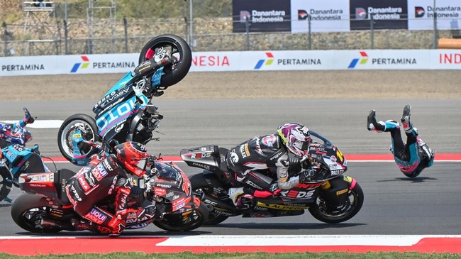 Pembalap CFMOTO Power Electronics Aspar Team David Alonso (kanan) terpental usai bersenggolan dengan rekan satu timnya, Daniel Holgado (tidak terlihat), dalam balapan Moto2 Pertamina Grand Prix of Indonesia 2026 di Sirkuit Internasional Pertamina Man