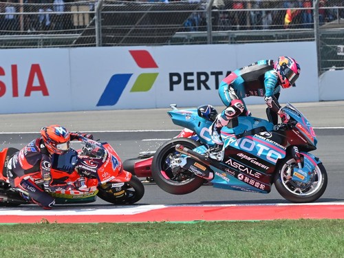 Daniel Holgado dan David Alonso mengalami insiden kecelakaan dalam Moto2 Mandalika 2026.