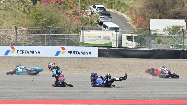Pembalap CFMOTO Power Electronics Aspar Team David Alonso (kiri) dan pembalap OnlyFans American Racing Team Joe Roberts (kanan) terjatuh dalam insiden tabrakan pada balapan Moto2 Pertamina Grand Prix of Indonesia 2026 di Sirkuit Internasional Pertami