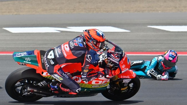 Pembalap CFMOTO Power Electronics Aspar Team David Alonso (kanan) terjatuh usai bersenggolan dengan rekan satu timnya, Daniel Holgado (tidak terlihat), sementara pembalap QJMOTOR JP Financial  MSI Ivan Ortola (kiri) melaju saat balapan Moto2 Pertamin