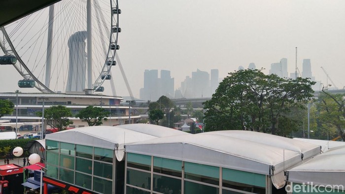 Balapan Formula 1 (F1) digelar di Singapura akhir pekan ini. Kabut asap melanda negara tersebut jelang race. Angka Pollutant Standards Index (PSI) di berbagai wilayah Singapura mencapai angka 192 alias 'tidak sehat' pada Jumat (9/10/2026).