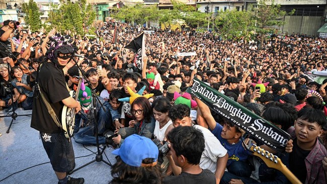 Sejumlah penonton menyaksikan penampilan grup musik Dongker di Plaza Kalibaru, Jakarta, Sabtu (10/10/2026). Dalam konser bertajuk 'Melankolia' tersebut, Dongker membawakan sejumlah lagu di antaranya Metafora Berpelukan, Disarankan di Bandung dan Lagu