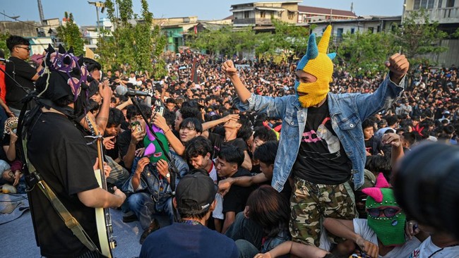 Sejumlah penonton menyaksikan penampilan grup musik Dongker di Plaza Kalibaru, Jakarta, Sabtu (10/10/2026). Dalam konser bertajuk 'Melankolia' tersebut, Dongker membawakan sejumlah lagu di antaranya Metafora Berpelukan, Disarankan di Bandung dan Lagu