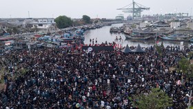 Sejumlah penonton menyaksikan penampilan grup musik Dongker di Plaza Kalibaru, Jakarta, Sabtu (10/10/2026). Dalam konser bertajuk 'Melankolia' tersebut, Dongker membawakan sejumlah lagu di antaranya Metafora Berpelukan, Disarankan di Bandung dan Lagu