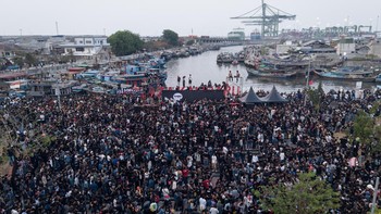Sejumlah penonton menyaksikan penampilan grup musik Dongker di Plaza Kalibaru, Jakarta, Sabtu (10/10/2026). Dalam konser bertajuk 'Melankolia' tersebut, Dongker membawakan sejumlah lagu di antaranya Metafora Berpelukan, Disarankan di Bandung dan Lagu