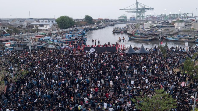 Sejumlah penonton menyaksikan penampilan grup musik Dongker di Plaza Kalibaru, Jakarta, Sabtu (10/10/2026). Dalam konser bertajuk 'Melankolia' tersebut, Dongker membawakan sejumlah lagu di antaranya Metafora Berpelukan, Disarankan di Bandung dan Lagu