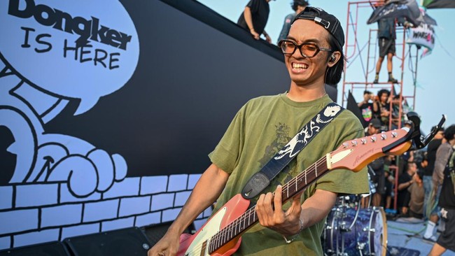 Vokalis dan gitaris grup musik Dongker Arno tampil di Plaza Kalibaru, Jakarta, Sabtu (10/10/2026). Dalam konser bertajuk 'Melankolia' tersebut, Dongker membawakan sejumlah lagu di antaranya Metafora Berpelukan, Disarankan di Bandung dan Lagu Selepas