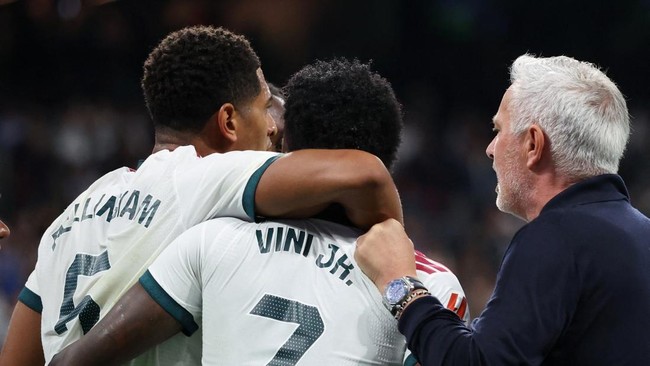 Soccer Football - LaLiga - Real Madrid v Villarreal - Estadio Bernabeu, Madrid, Spain - October 10, 2026 Real Madrid's Vinicius Junior reacts with Jude Bellingham and coach Jose Mourinho after being shown a red card REUTERS/Alejandro Martinez Velez