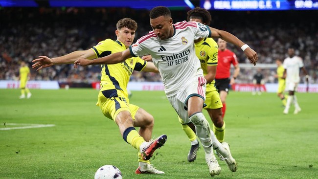 Soccer Football - LaLiga - Real Madrid v Villarreal - Estadio Bernabeu, Madrid, Spain - October 10, 2026 Real Madrid's Kylian Mbappe in action with Villarreal's Pau Navarro REUTERS/Alejandro Martinez Velez