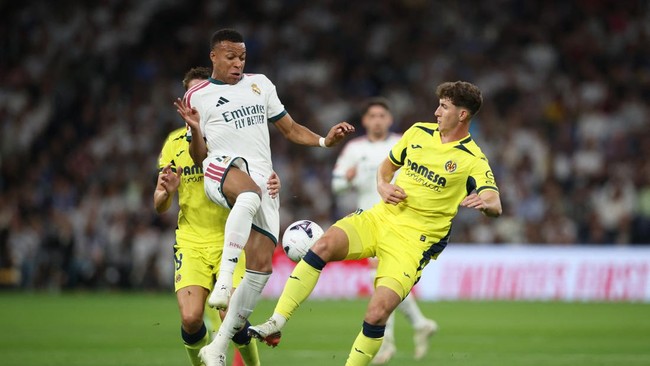 Soccer Football - LaLiga - Real Madrid v Villarreal - Estadio Bernabeu, Madrid, Spain - October 10, 2026 Real Madrid's Kylian Mbappe in action with Villarreal's Pau Navarro REUTERS/Alejandro Martinez Velez