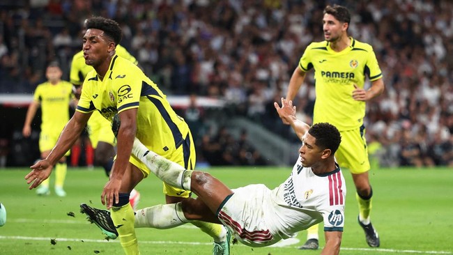 Soccer Football - LaLiga - Real Madrid v Villarreal - Estadio Bernabeu, Madrid, Spain - October 10, 2026 Real Madrid's Jude Bellingham in action with Villarreal's Alex Freeman REUTERS/Alejandro Martinez Velez