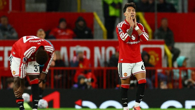 Soccer Football - Premier League - Manchester United v Tottenham Hotspur - Old Trafford, Manchester, Britain - October 10, 2026 Manchester United's Lisandro Martinez looks dejected after scoring Tottenham Hotspur first with an own goal REUTERS/Phil N