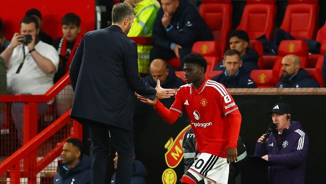 Soccer Football - Premier League - Manchester United v Tottenham Hotspur - Old Trafford, Manchester, Britain - October 10, 2026 Manchester United's Carlos Baleba shakes hands with manager Michael Carrick before coming on as a substitute REUTERS/Phil