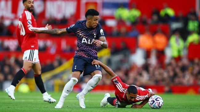 Soccer Football - Premier League - Manchester United v Tottenham Hotspur - Old Trafford, Manchester, Britain - October 10, 2026 Tottenham Hotspur's Savio in action with Manchester United's Youri Tielemans REUTERS/Phil Noble EDITORIAL USE ONLY. NO USE