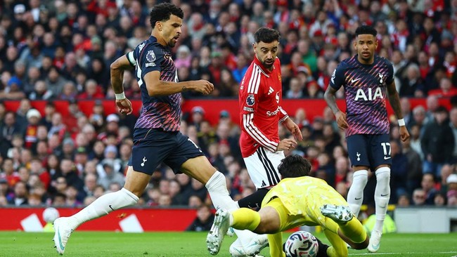 Soccer Football - Premier League - Manchester United v Tottenham Hotspur - Old Trafford, Manchester, Britain - October 10, 2026 Manchester United's Senne Lammens in action with Tottenham Hotspur's Dominic Solanke REUTERS/Phil Noble EDITORIAL USE ONLY