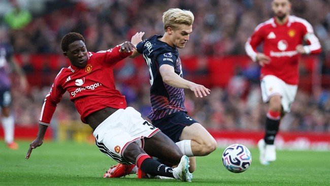 Soccer Football - Premier League - Manchester United v Tottenham Hotspur - Old Trafford, Manchester, Britain - October 10, 2026 Manchester United's Kobbie Mainoo in action with Tottenham Hotspur's Lucas Bergvall REUTERS/Phil Noble EDITORIAL USE ONLY.