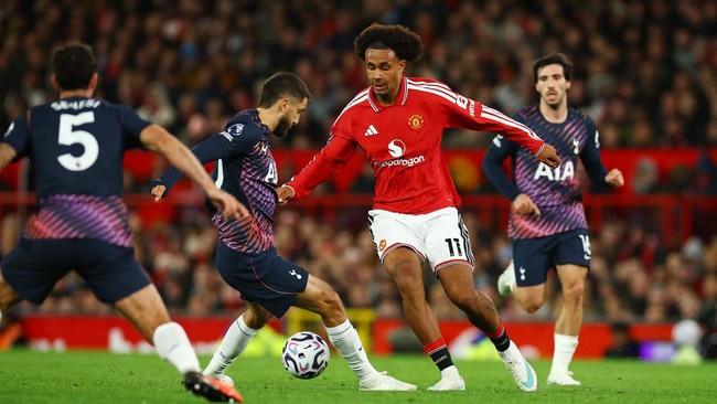 Soccer Football - Premier League - Manchester United v Tottenham Hotspur - Old Trafford, Manchester, Britain - October 10, 2026 Manchester United's Joshua Zirkzee in action with Tottenham Hotspur's Rodrigo Bentancur REUTERS/Phil Noble EDITORIAL USE O