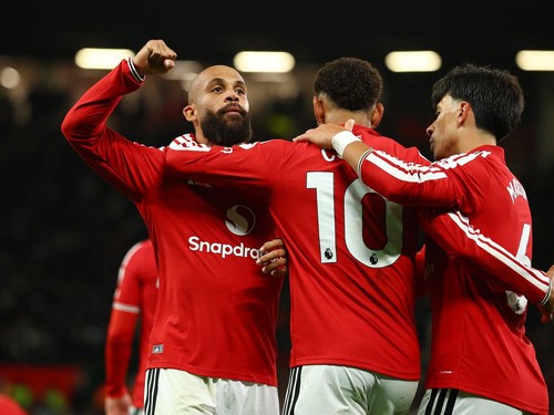 Soccer Football - Premier League - Manchester United v Tottenham Hotspur - Old Trafford, Manchester, Britain - October 10, 2026 Manchester United's Bryan Mbeumo celebrates scoring their first goal with Matheus Cunha and Lisandro Martinez REUTERS/Phil